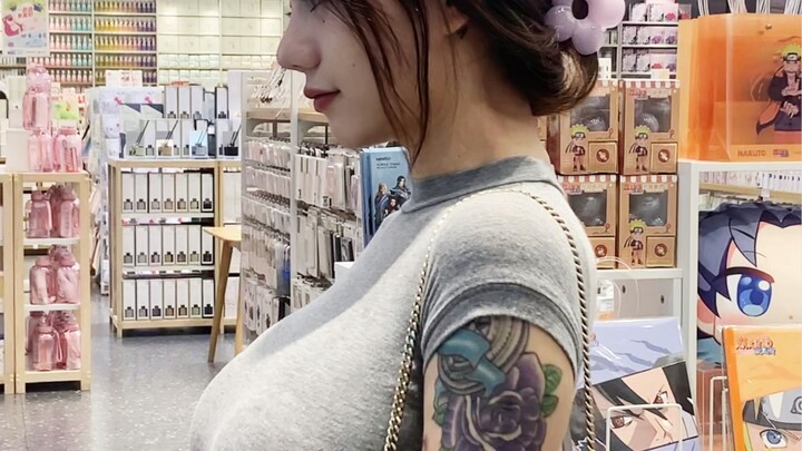 "พี่สาวจะสอนเธอจูบ"