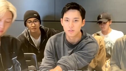 SEVENTEEN melakukan siaran langsung untuk penggemar Tiongkok di Korea. Karena ada perbedaan waktu de