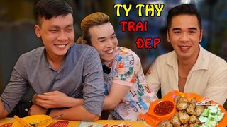 Trai đẹp xuất hiện, Ty Thy thả thính cười bể bụng - Ty Thy Vlog Gỏi đu đủ