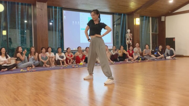 ITZY แสดงต่อหน้าสาธารณชนที่ Yoga Academy - WANNABE