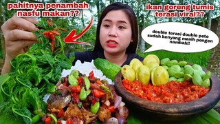 MAKAN NDESO IKAN GORENG TUMIS TERASI PETAI REBUSAN DAUN PEPAYA LALAPAN JENGKOL MENTAH CAMPUR PETE