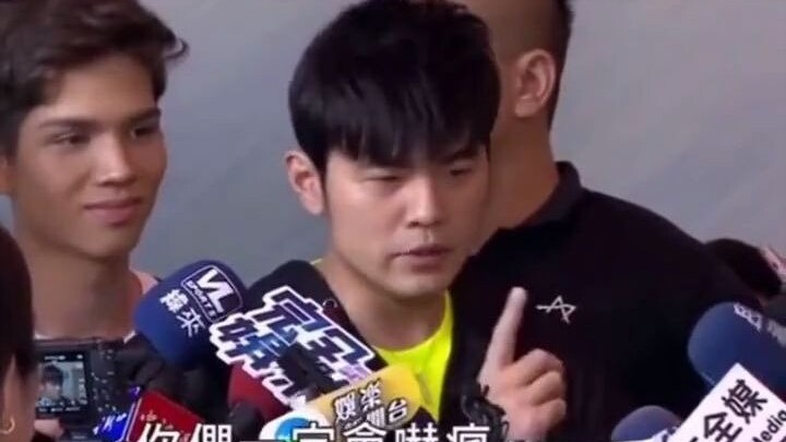ฮ่าๆๆ ฉันเพิ่งออกเพลงมาไม่ใช่เหรอ! ช่างเหมือนบรรณาธิการที่โดนตามงานยิ่งนัก! ไล่เร่ง ไล่เร่ง… ฉันเพิ่
