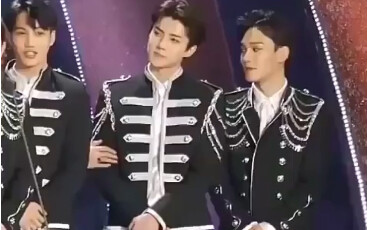 EXO’s Sehun gets hilariously crowned in the center by his brothers during the awards ceremony—and in