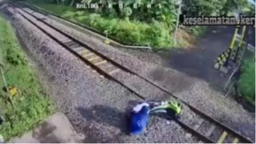 Dughh... hampir aja.... deg-degan.. Wajah sedikit cemberut