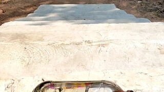 لحظة فك الضغط المذهلة لتدحرج الزجاجات على الدرج