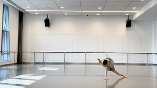 舞蹈小品•逃离外太空•Escape from Outer Space 编导:胡昊远编舞:袁实一演员:袁实一