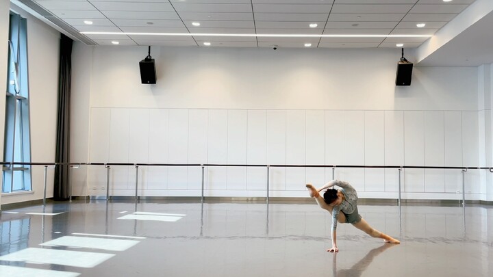 舞蹈小品•逃离外太空•Escape from Outer Space 编导:胡昊远编舞:袁实一演员:袁实一