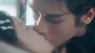 Miliarder dingin acuh pada wanita lain,kecuali adik tiri yang dibesarkannya