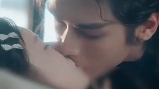 Miliarder dingin acuh pada wanita lain,kecuali adik tiri yang dibesarkannya