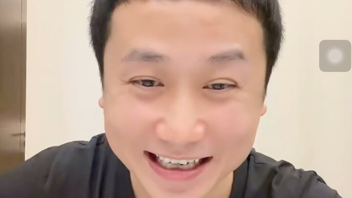 TangoZ cùng “Hoàng tử chấn thương” đi dạo Dior, cuối cùng giá chiếc túi lên tới 340 nghìn!