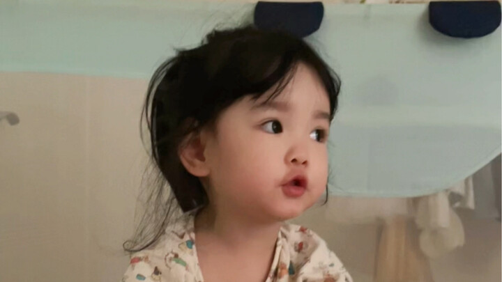 Pernah nggak lihat yang begini... Lagi tidur-tidur aja tiba-tiba bangun terus mulai ngobrol sama kam