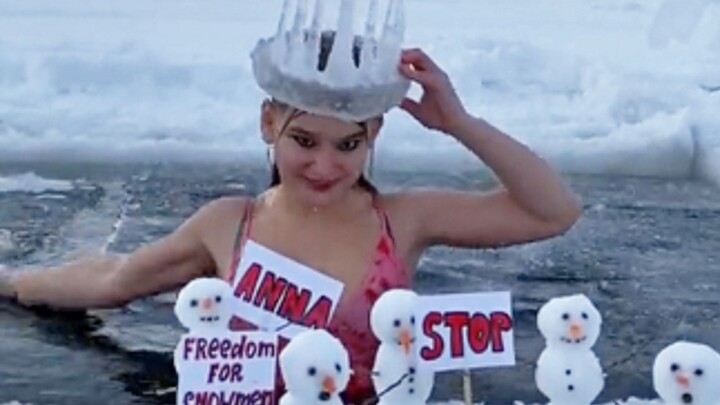 “Menentang tirani Putri Es, musim dingin adalah milik Manusia Salju!” (Berenang di air dingin berbah