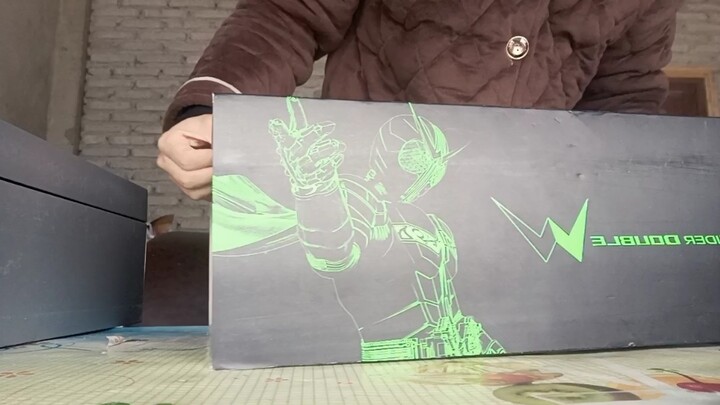 Unboxing of the 6000 yuan retired knight toy on Xianyu