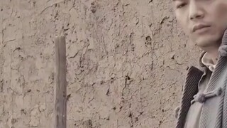 Para palakasin ang kanyang anak, ikinabit ng ama ang 1000kg na bakal sa paa nito 💪