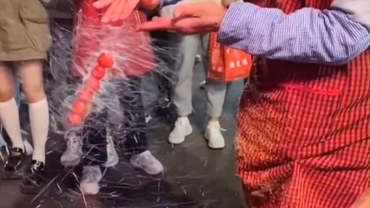 A comparison of stall owners selling shredded candied haws in Leshan before and after May Day. The b