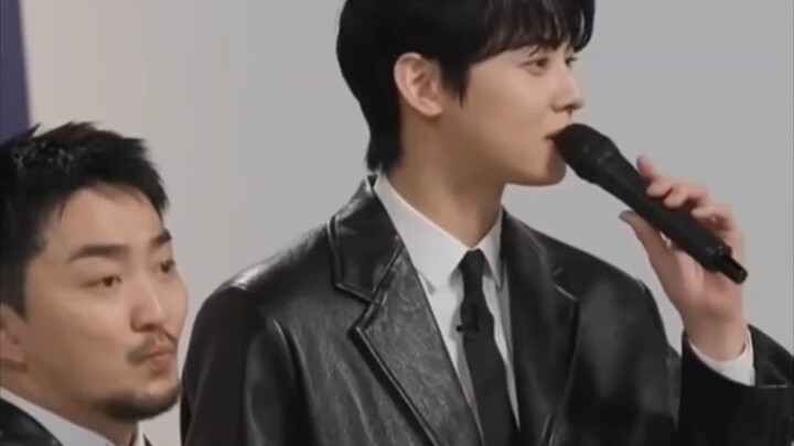 Dù là cô gái lạnh lùng đến đâu, khi nhìn thấy gương mặt của Cha Eun-woo cũng sẽ phải mỉm cười.