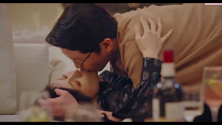 [ชั้นบนสุด] ตื่นเต้น! ภรรยาเห็นสามีของเธอ Zhu และ Xiaosan จูบกันบนโซฟา
