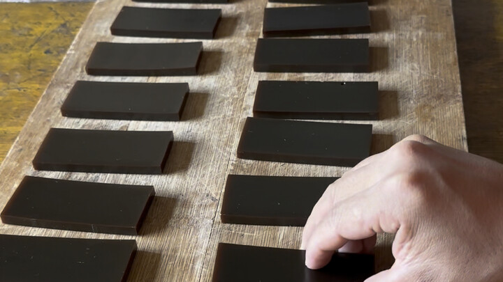 Selembar kulit keledai seharga 2.600 yuan, setelah direbus selama tiga hari dan dijemur selama satu 