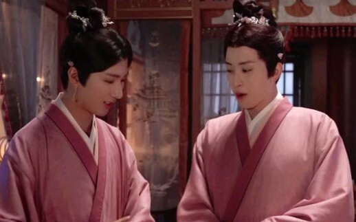 Princess Yong’an and her younger sister, part 2—she’s even wearing long earrings!