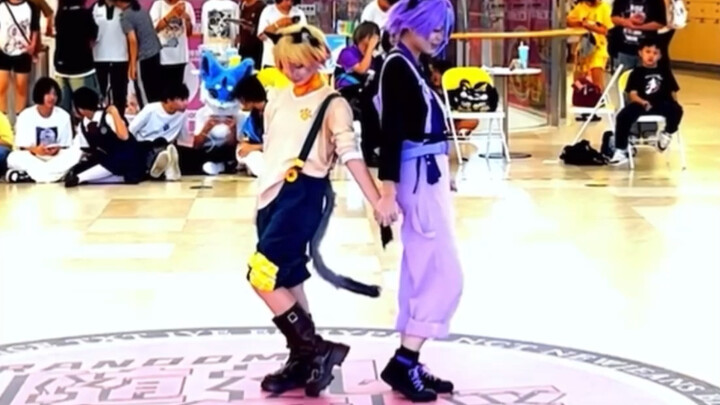 สองคนหนึ่งคนเต้นตามไมค์หนึ่งหมื่นครั้งสีม่วงเหลือง