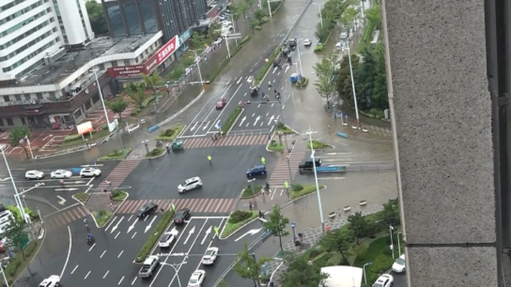 Fording through the water, the Wuling Hongguang Mini is forever god-tier!