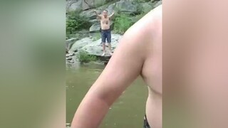 Thanh niên khoe lặn giỏi cliphai