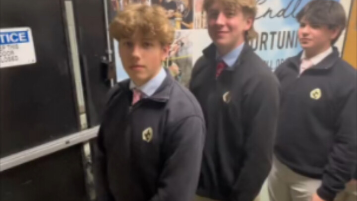 Cảm nhận cảnh học sinh trung học Mỹ lao về phía các bạn