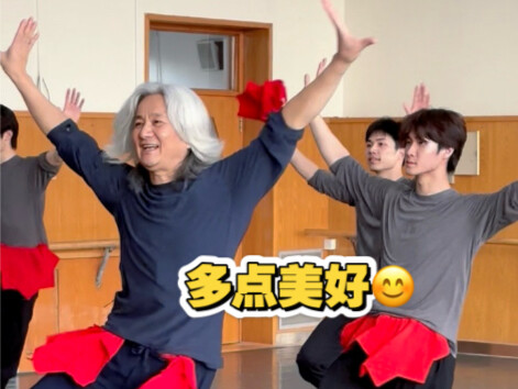 Benamkan diri Anda di kelas guru berusia 66 tahun di Akademi Tari Beijing