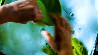 女人只是洗了个盘子，女儿竟然变成了几个月大小的婴儿