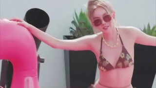 疯了！宋雨琦泳装QUEENCARD挑战！