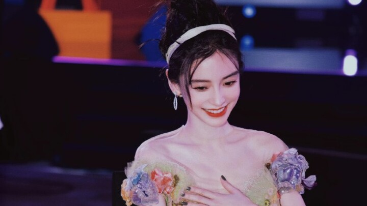 How stunning is Angelababy’s high, sleek bun that Teacher Zhou Shen has mentioned several times?! It