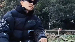 Who knows, a child rides a blue bike to buy groceries and feed his family?