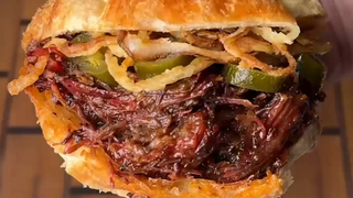 Đêm nay món ăn nhẹ là bánh mì kẹp thịt bò nướng xay, nguyên liệu vô cùng sang trọng