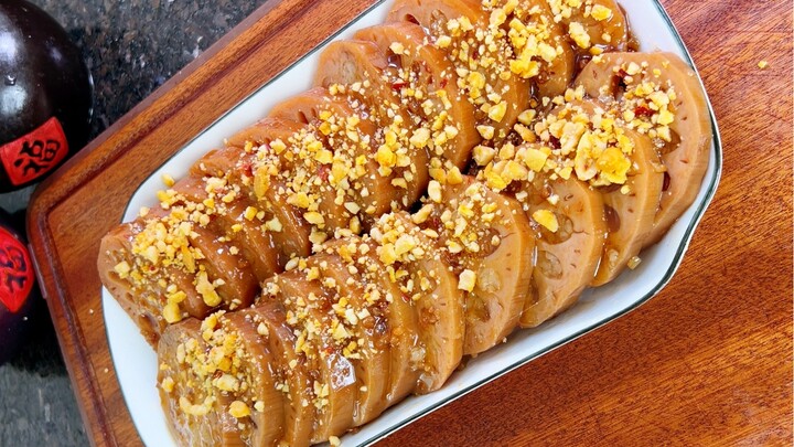 Sweet and tender glutinous rice stuffed in lotus roots—this dish is a must-have for the New Year's E