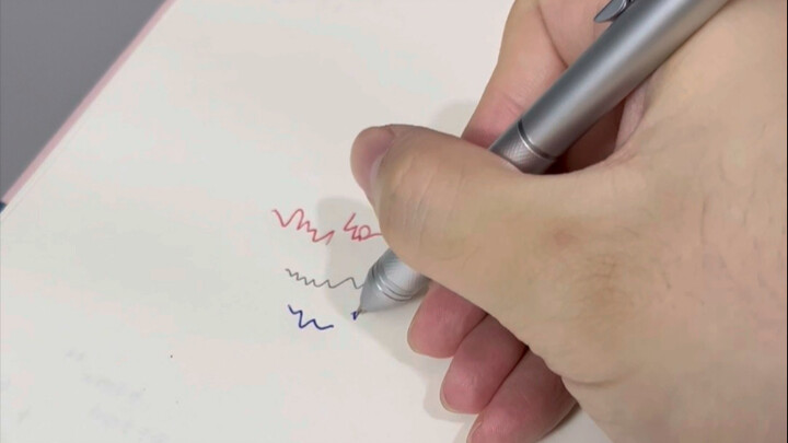 ปากกาด้ามเดียวเขียนได้สี่สี ฮิฮิ