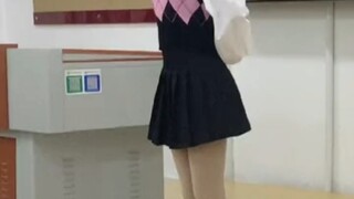 依旧是教室里跳舞的韩舞女孩