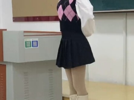 依旧是教室里跳舞的韩舞女孩