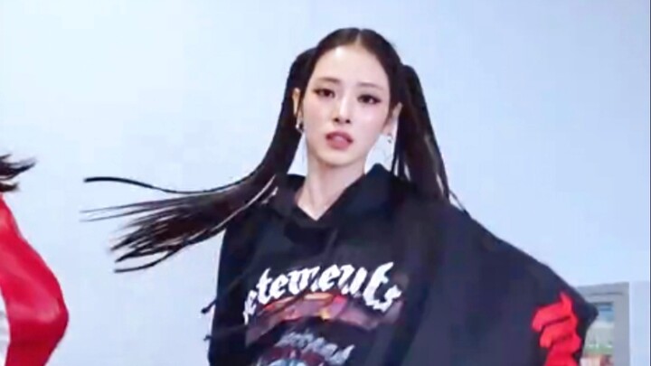 Dance Comparison of Female Idols from Various Groups Performing "SPAGHETTI"