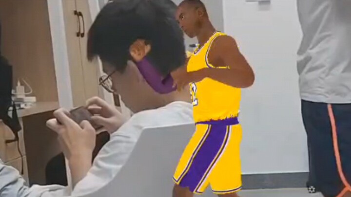 Lao Da urges students to spend less time on their phones.