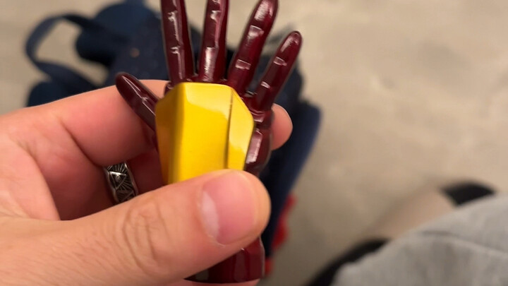 Không ngờ trong balo của thằng cháu nhỏ lại có nhiều bật lửa đến thế, mình tịch thu hết luôn!