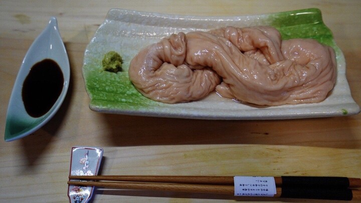 Large intestine sashimi—this tangy, refreshing taste is the real deal—just waiting for Hanqing and B