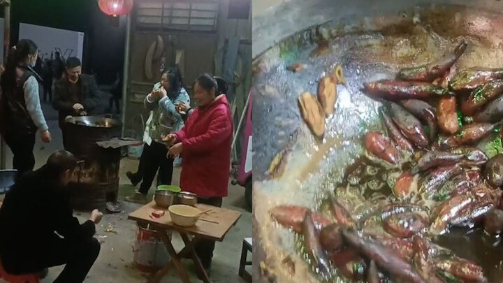 Seorang pria mengukus sebaskom ubi jalar untuk diberikan kepada babi, namun setelah istirahat dan ke
