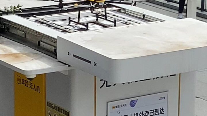 Giao hàng bằng drone trên đường phố Thâm Quyến, các nhân viên giao hàng có nguy cơ mất việc không?