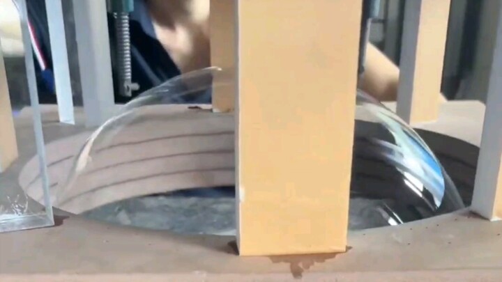 يُذكّرني بخوذة رائد الفضاء