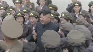 Tentara Korea Utara menari kegirangan setelah melihat sang jenderal