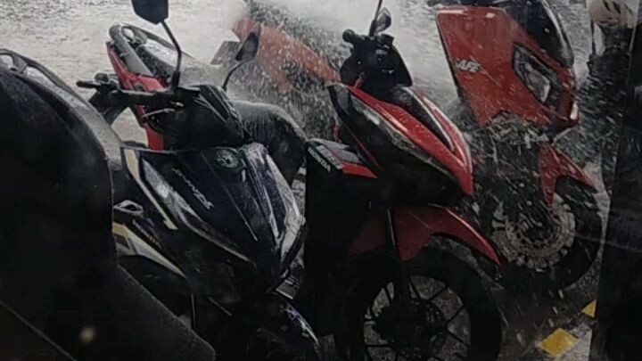 binuhusan nang ulan ang motor