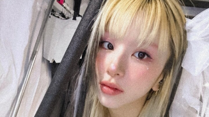 Passersby suddenly noticed that her looks stand out among South Korea’s many female idols—so why has