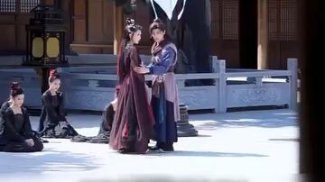 Nang makita ang magandang dalaga na nakatali, agad na tumakbo ang binata at ninais na pakasalan siya