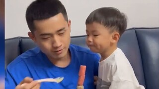 Người cha dùng xúc xích để dụ con trai ăn cơm, nhưng người con đã ăn hết một bát cơm mà không ăn một