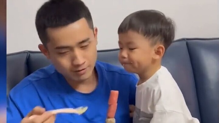 พ่อใช้ไส้กรอกล่อลูกชายให้กินข้าว แต่ลูกชายกลับกินข้าวไปแค่ชามเดียว โดยไม่ได้กินไส้กรอกแม้แต่คำเดียว
